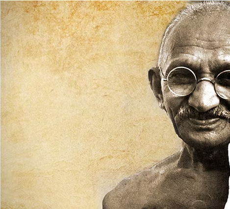 Femme en méditation au bord de la mer